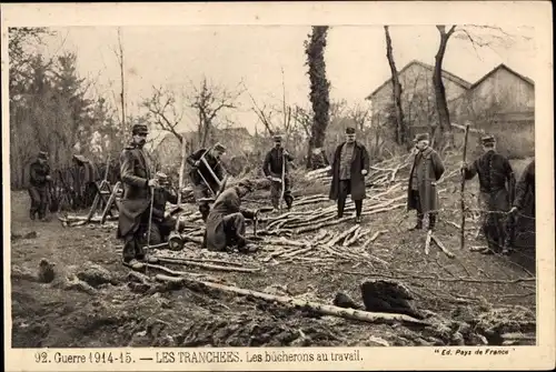 Ak Les Tranchées, Les bucherons au travail, französ. Soldaten, Bau von Schützengraben, I. WK