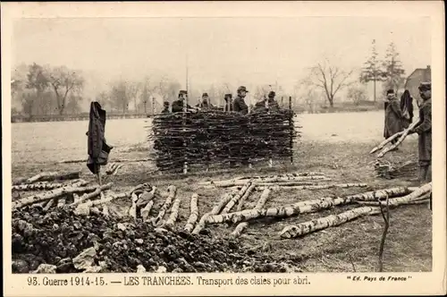 Ak Les Tranchées, Transport des claies pour abri, französ. Soldaten, Schützengraben, I. WK