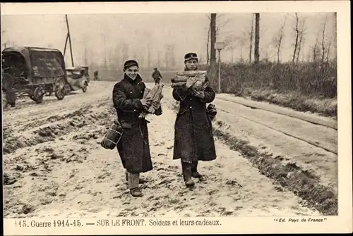 Ak Guerre 1914-15, Sur le Front, Soldats et leurs cadeaux, französische Soldaten
