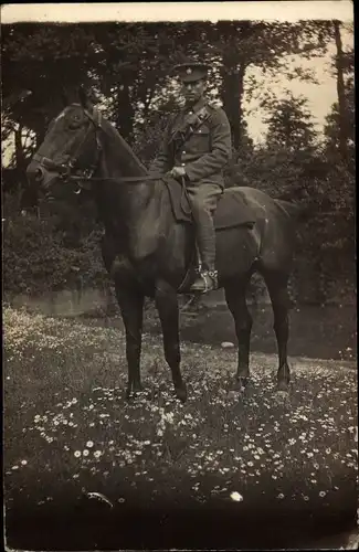 Foto Ak Französischer Soldat in Uniform auf einem Pferd