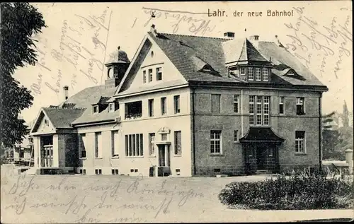 Ak Lahr im Schwarzwald Ortenaukreis, Bahnhof, Strassenansicht