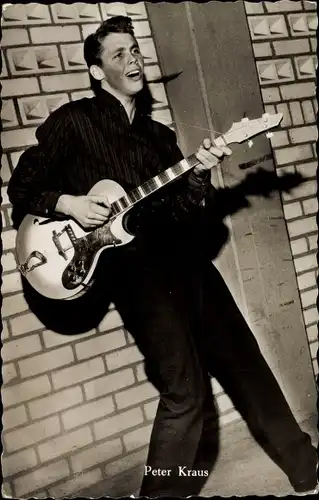 Ak Schauspieler und Sänger Peter Kraus, Portrait mit Gitarre, Wenn die Conny mit dem Peter