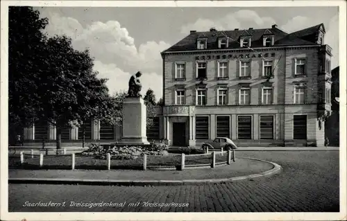 Ak Saarlautern Saarlouis im Saarland, Dreissiger Denkmal mit Kreissparkasse, Gesamtansicht