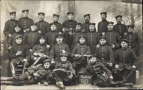 Foto Ak Deutsche Soldaten in Uniformen, Stube 20, 1. Ers. Batl., Gruppenaufnahme, Musikinstrumente
