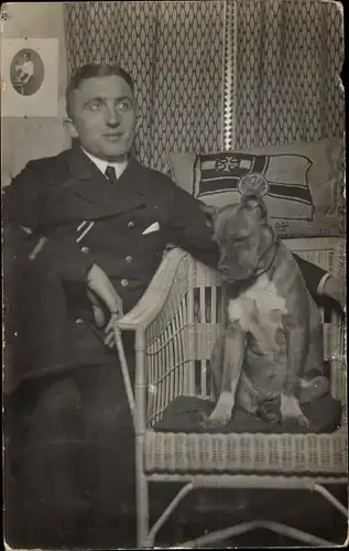 Foto Ak Deutscher Soldat in Uniform, Portrait, Hund auf einem Korbstuhl