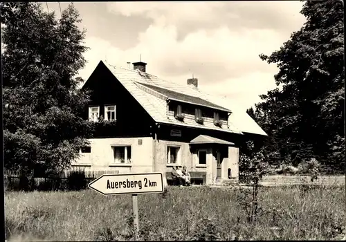 Ak Johanngeorgenstadt im Erzgebirge Sachsen, Gaststätte Sauschwemme, Wegweiser Auersberg