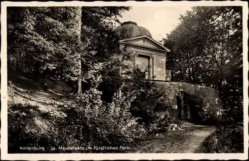 Ak Waldenburg in Sachsen, Mausoleum im fürstlichen Park, Gasthaus Grünfeld