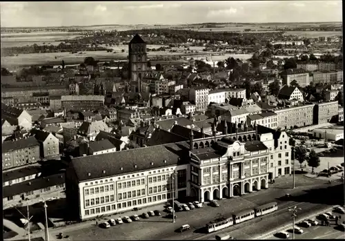 Ak Hansestadt Rostock, Rathaus am Ernst-Thälmann-Platz, Luftaufnahme