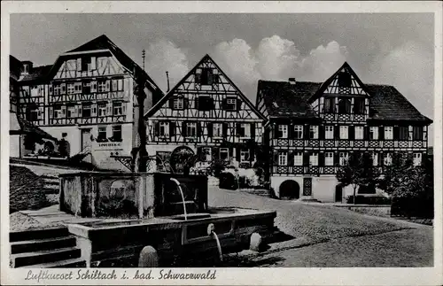 Ak Schiltach im Schwarzwald, Ortsansicht mit Springbrunnen, Fachwerkhäuser