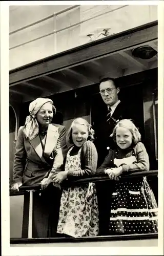 Ak Königin Juliana der Niederlande, Prinz Bernhard, Töchter, Beatrix, Terschelling 1948, Piet Hein