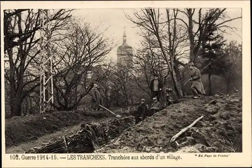 Ak Guerre 1914-15, Les Tranchées, aux abords d'un village, Französ. Soldaten, Schützengraben, 1. WK