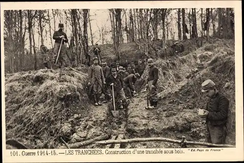Ak Guerre 1914-15, Les Tranchées, Construction d'une tranchée sous bois, Französ. Schützengraben