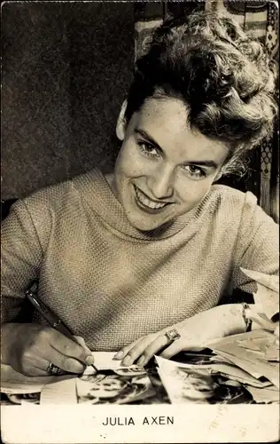 Ak Schauspielerin Julia Axen, Autogrammkarten signierend, Portrait