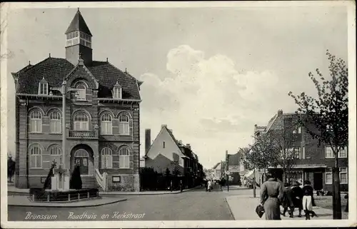 Ak De Heikop Brunssum Limburg Niederlande, Raadhuis en Kerkstraat