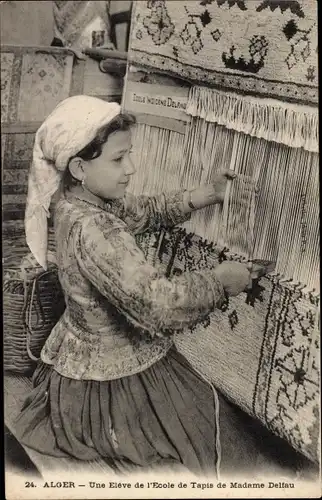 Ak Algier Alger Algerien, Une Eléve de l'École de Tapis de Madame Delfau