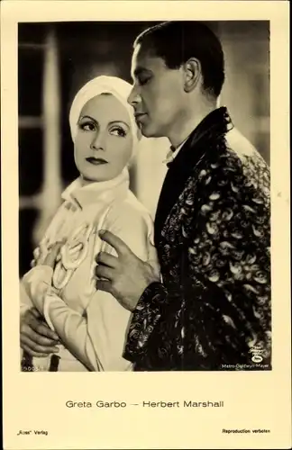 Ak Schauspielerin Greta Garbo und Herbert Marshall, Filmszene