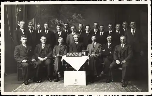 Foto Ak Männer in Anzügen, Gruppenbild, Spieltisch mit Damespiel, Schachuhr