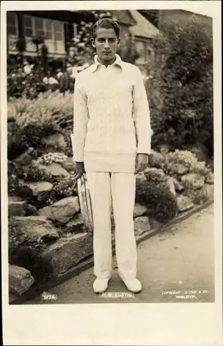 Foto Ak Tennisspieler Henry Wilfred „Bunny“ Austin, Standportrait, Finalist Wimbledon 1932