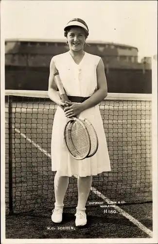 Foto Ak Tennisspielerin Margaret C. Scriven, Standportrait, Siegerin French Open 1933/34