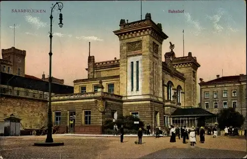 Ak Saarbrücken im Saarland, Partie am Bahnhof