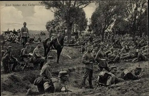 Ak Das Deutsche Heer, Rast hinter der Gefechtslinie, Soldaten in Uniformen, I WK