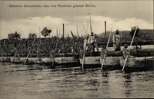 Ak Das Deutsche Heer, Infanterie überschreitet eine von Pionieren gebaute Schiffbrücke