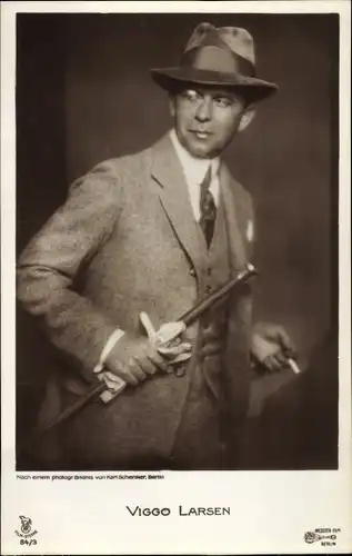 Ak Schauspieler Viggo Larsen, Portrait mit Zigarette