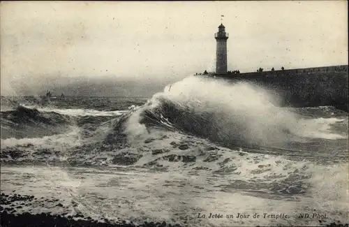 Ak Ostende Westflandern La Jetee un Jour de Tempete, Leuchtturm, Brandung