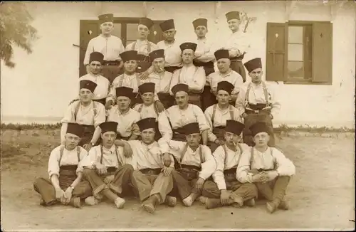 Foto Ak Junge französische Soldaten in Uniformhemden, Hosen, Mützen