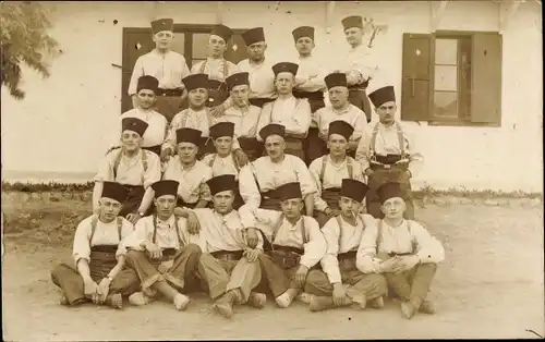 Foto Ak Junge französische Soldaten in Uniformhemden, Hosen, Mützen