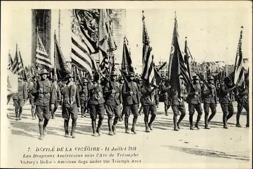 Ak Paris VIII, Triumphbogen, Arc de Triomphe, Defilé de la Victoire 1919, Drapeaux Americains