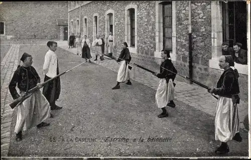 Ak A la Caserne, Escrime à la Baionette, Französische Soldaten, Bajonette