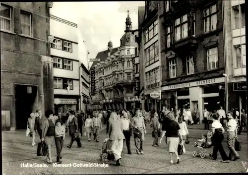 Ak Halle an der Saale, Klement Gottwald Straße, Passanten, Drogerie Helmbold
