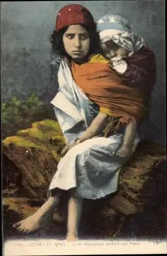 Ak Scenes et Types, Jeune Mauresque portant son Frere, Maghreb, Kinder