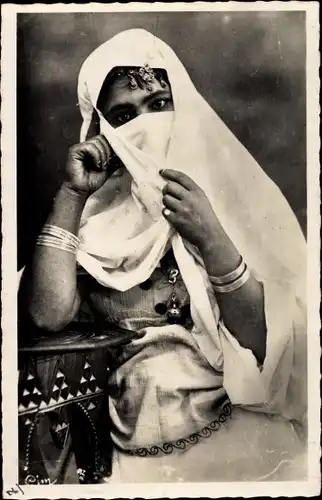 Ak Femme arabe, Mauresque voilée