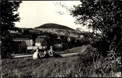 Ak Altenberg im Osterzgebirge, Teilansicht, Kinder auf der Wiese