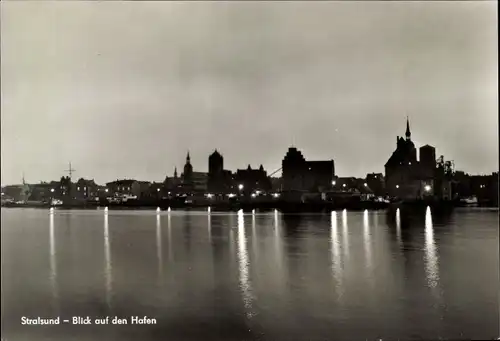 Ak Stralsund in Vorpommern, Blick auf den Hafen, Dämmerung