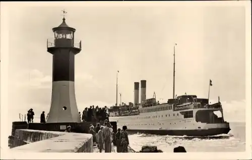 Ak Sassnitz auf der Insel Rügen, Leuchtturm m. Schwedenfähre