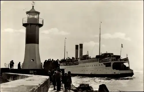 Ak Sassnitz auf der Insel Rügen, Leuchtturm m. Schwedenfähre