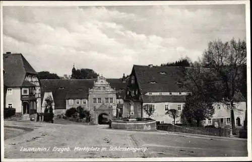 Ak Lauenstein Erzgebirge, Marktplatz mit Schlosseingang, Brunnen