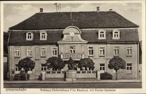 Ak Reuterstadt Stavenhagen in Mecklenburg, Rathaus mit Reuter-Denkmal, Geburtshaus Fritz Reuter