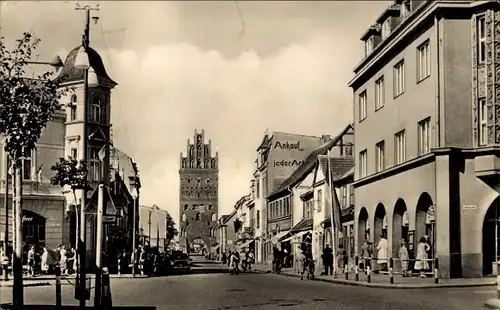 Ak Demmin in Vorpommern, Clara-Zetkin-Straße mit Blick auf das Luisentor, Geschäfte