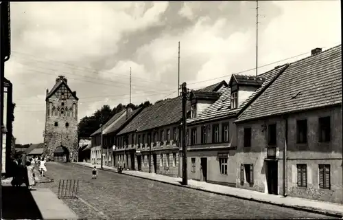 Ak Lychen in der Uckermark, Straßenpartie mit Stargader Tor