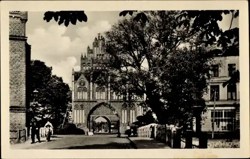 Ak Neubrandenburg in Mecklenburg, Treptower Tor