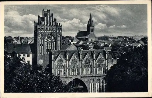 Ak Neubrandenburg, Blick über das Treptower Tor auf die Stadt