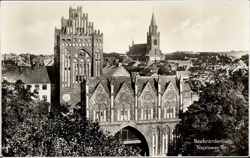 Ak Neubrandenburg in Mecklenburg, Treptower Tor