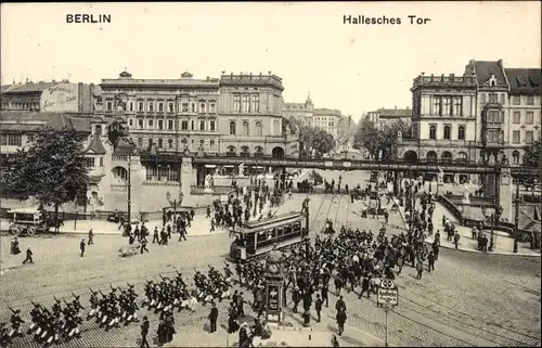 Ak Berlin Kreuzberg, Hallesches Tor mit Hochbahn, Straßenbahn, Soldatenkompanie