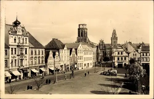 Ak Cottbus in der Niederlausitz, Altmarkt, Kirchturm, Passanten, Autos