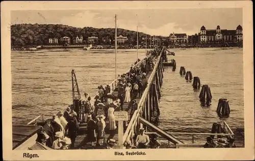 Ak Seebad Binz auf Rügen, Seebrücke, Passanten