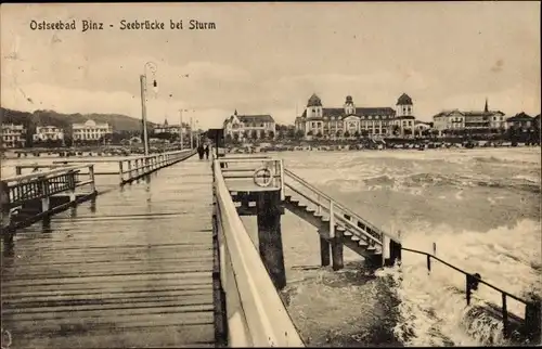 Ak Seebad Binz auf Rügen, Seebrücke bei Sturm, Kurhaus